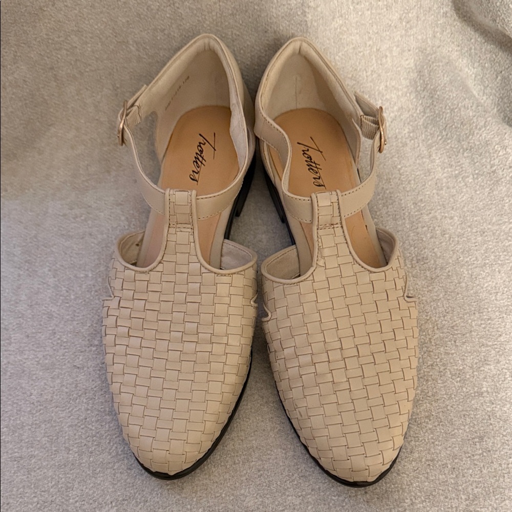 Trotters Buckle Flats 8.5